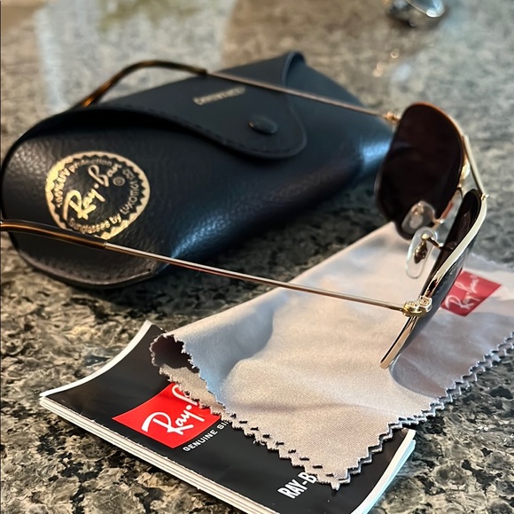 Ray-Ban Chromance Gold Framed Sunglasses-Like New! - Picture 3 of 4